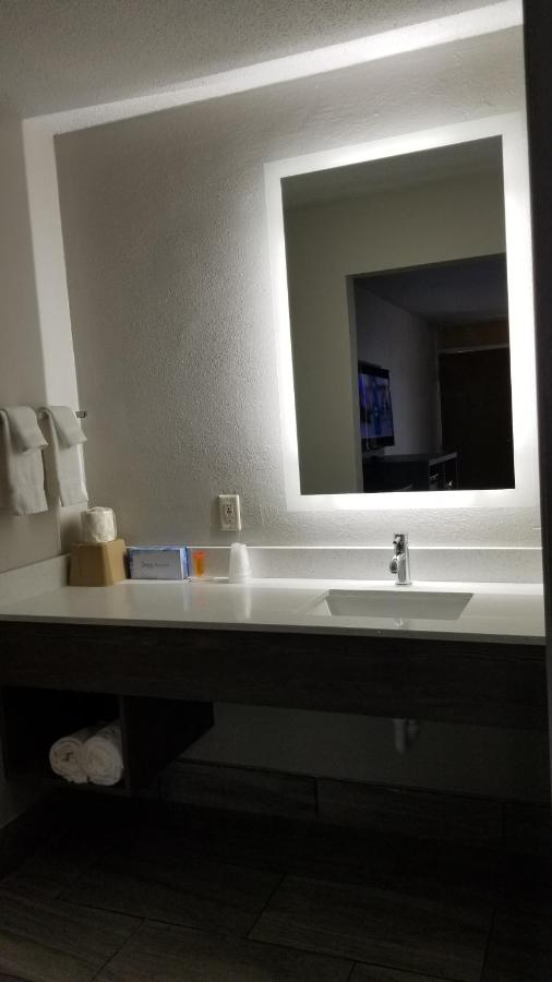 Queen Room - Non-Smoking at Days Inn & Suites by Wyndham Charleston Airport West