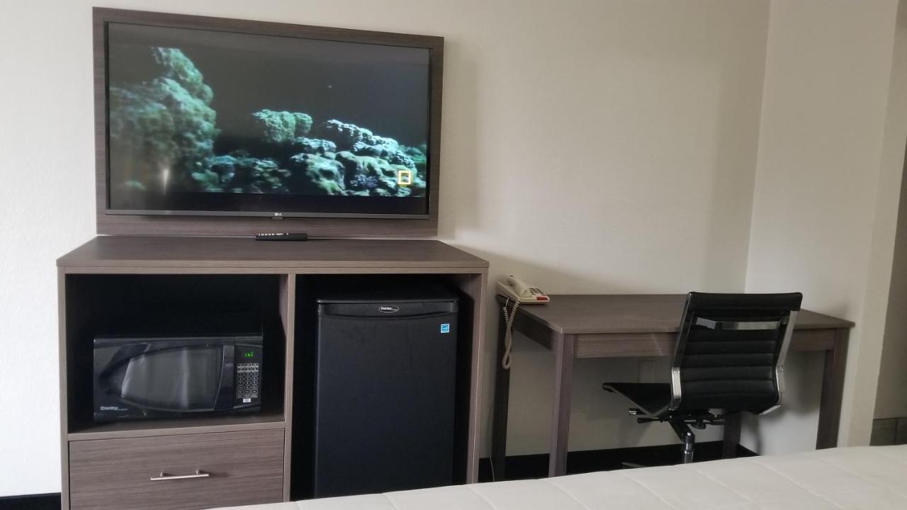 Queen Room - Non-Smoking at Days Inn & Suites by Wyndham Charleston Airport West