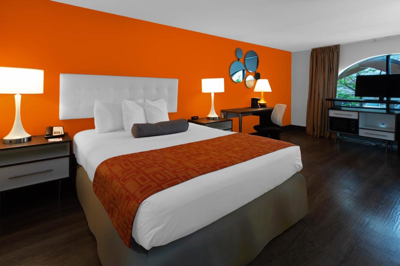 Queen Room - Non-Smoking at Howard Johnson by Wyndham Waukegan Great Lakes