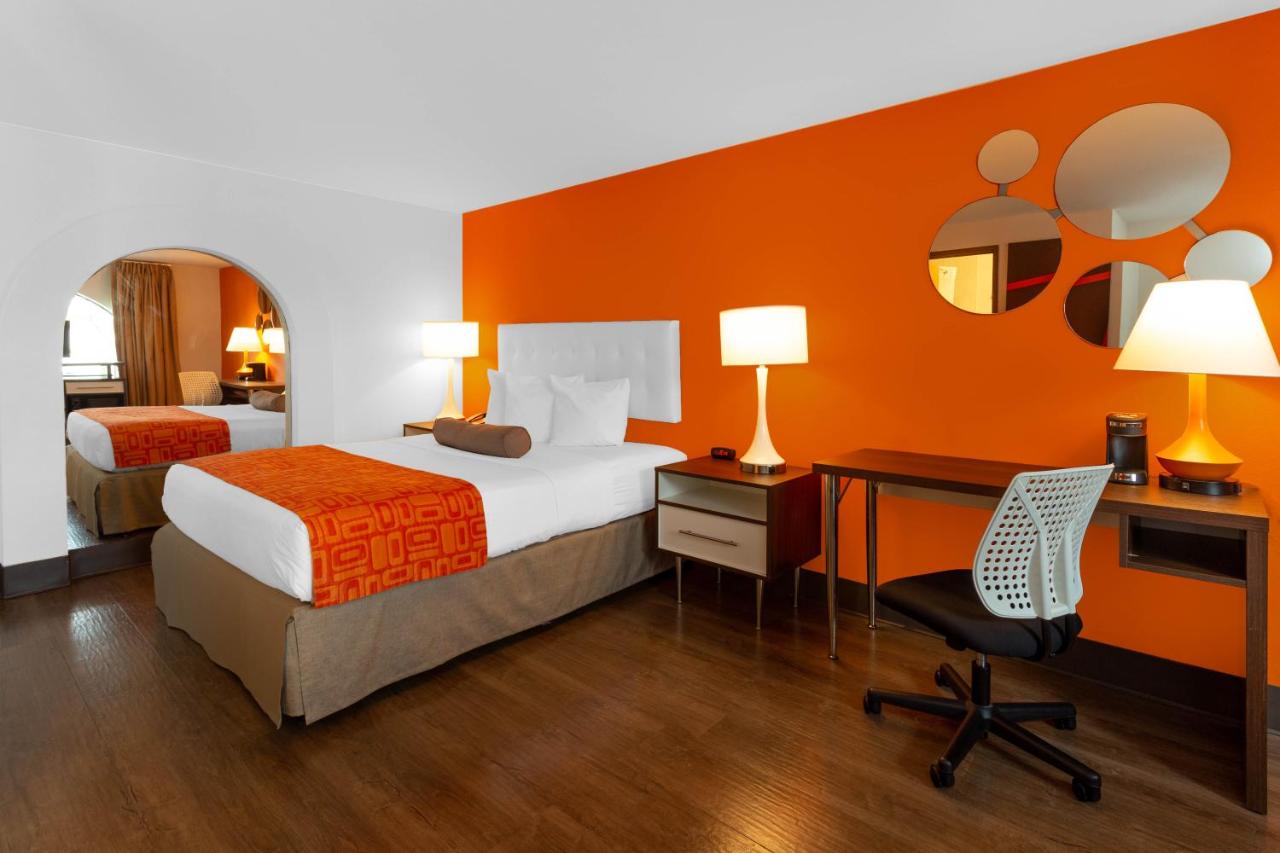 Queen Room - Non-Smoking at Howard Johnson by Wyndham Waukegan Great Lakes