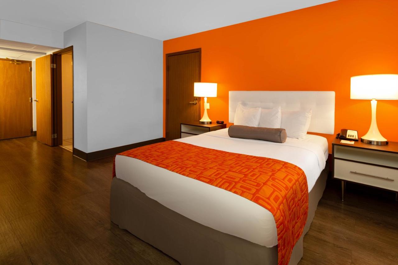Double Room - Disability Access/Non-Smoking at Howard Johnson by Wyndham Waukegan Great Lakes