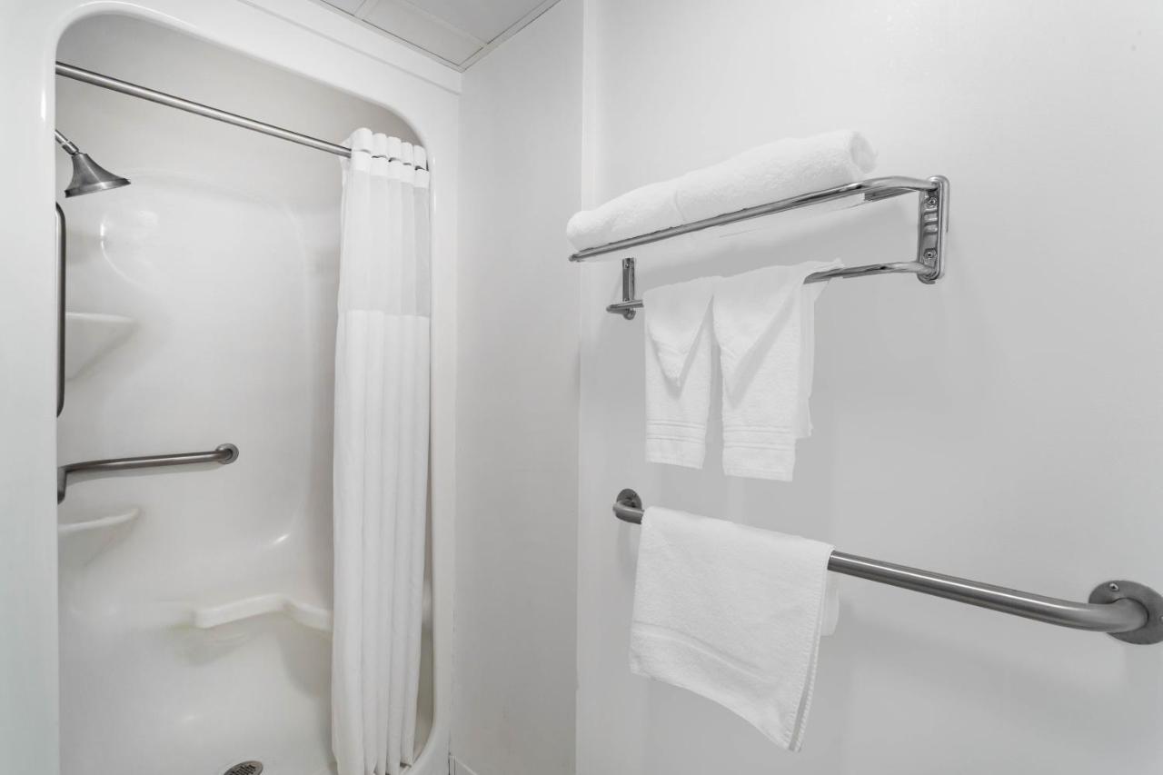 Double Room - Disability Access/Non-Smoking at Howard Johnson by Wyndham Waukegan Great Lakes