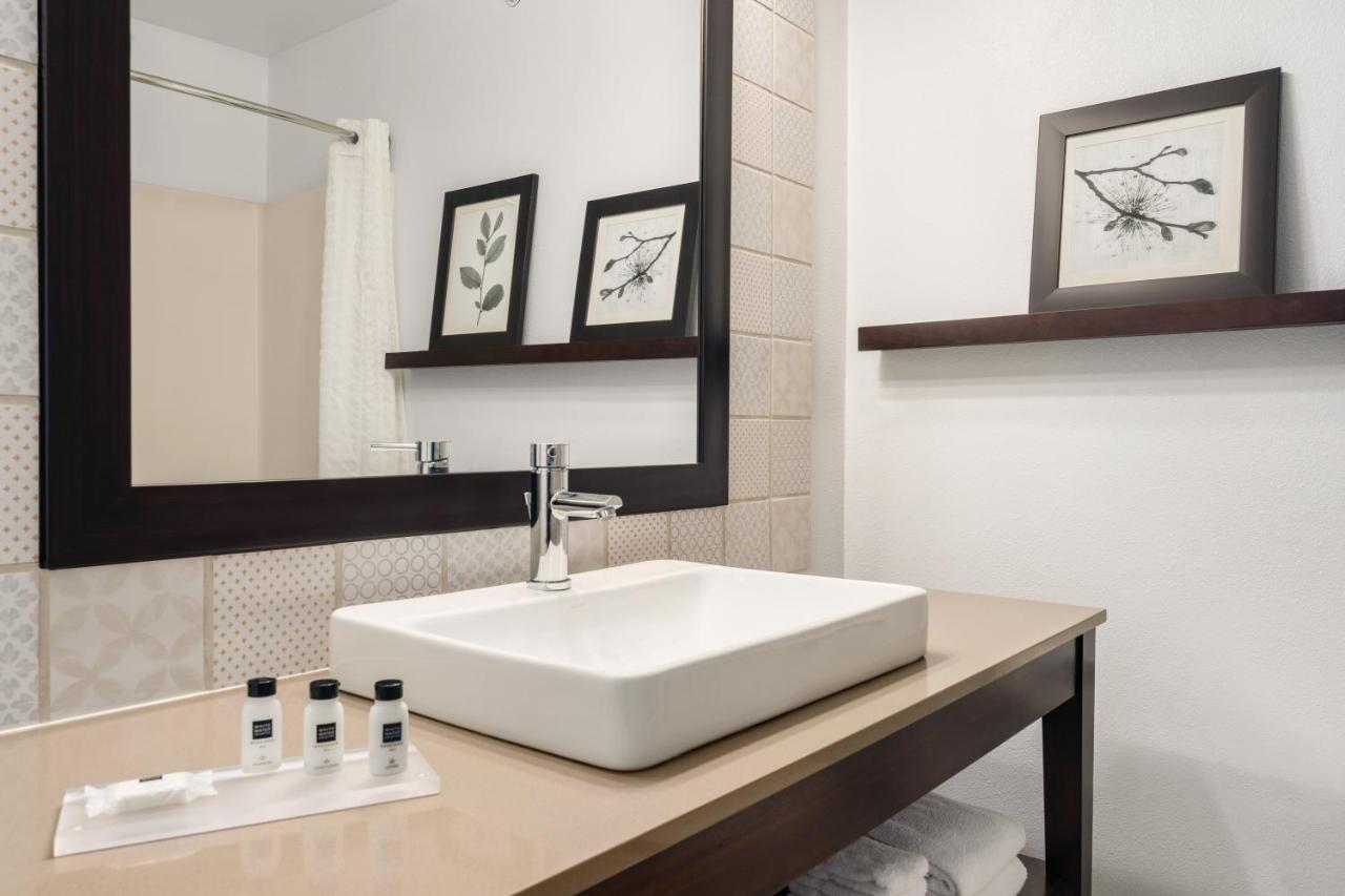 King Suite at Country Inn & Suites by Radisson, Big Flats (Elmira), NY