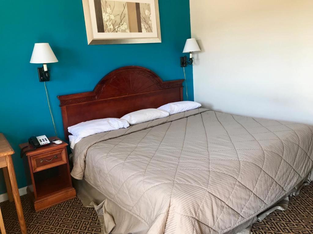 | Lakeside inn