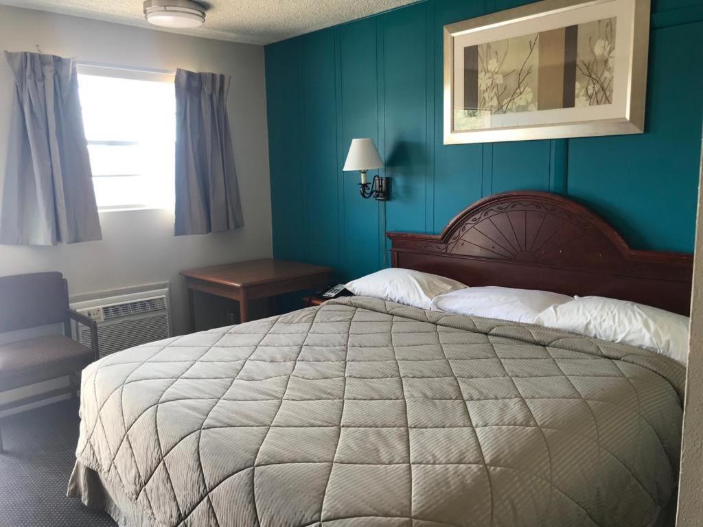 | Lakeside inn