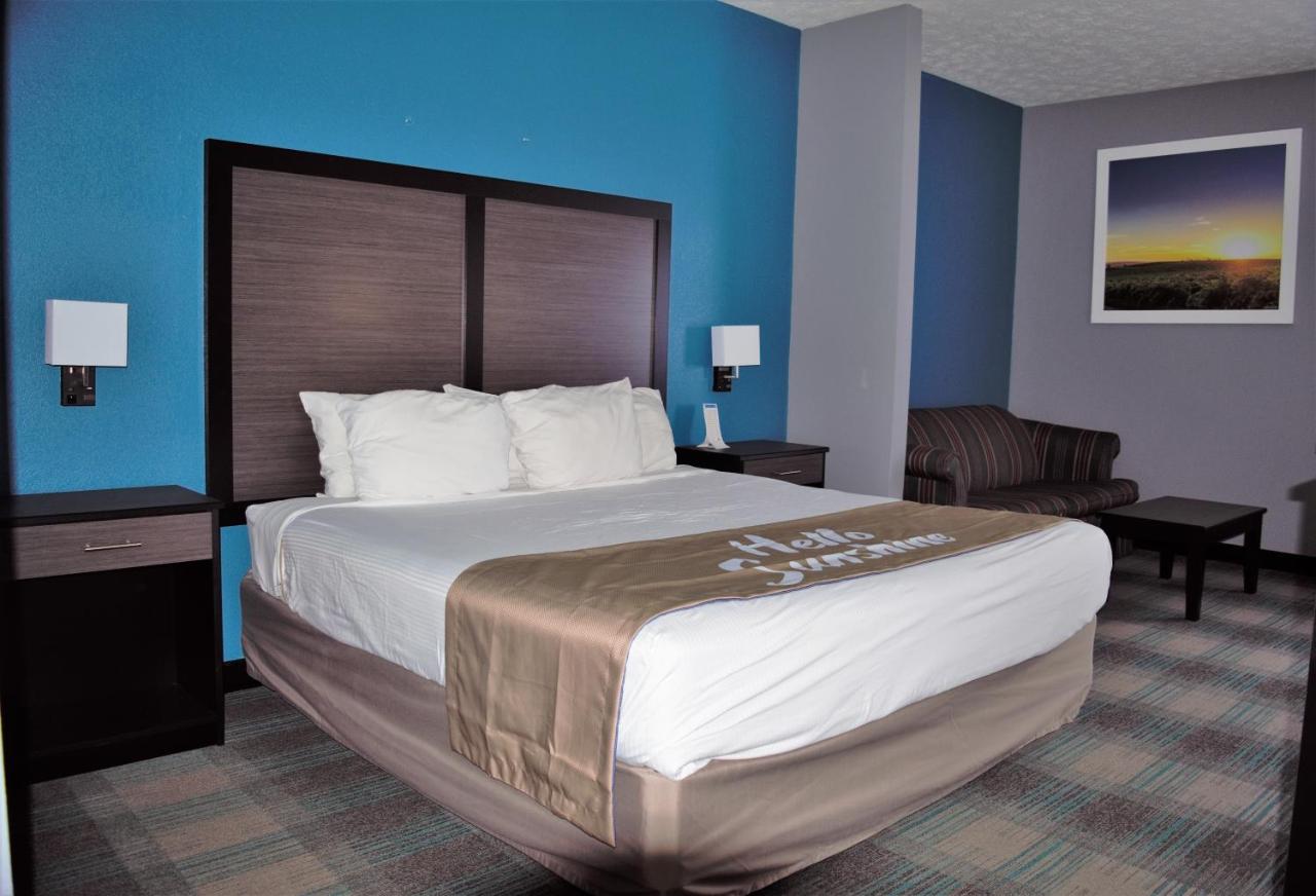 King Suite - Non-Smoking at Days Inn by Wyndham Montgomery