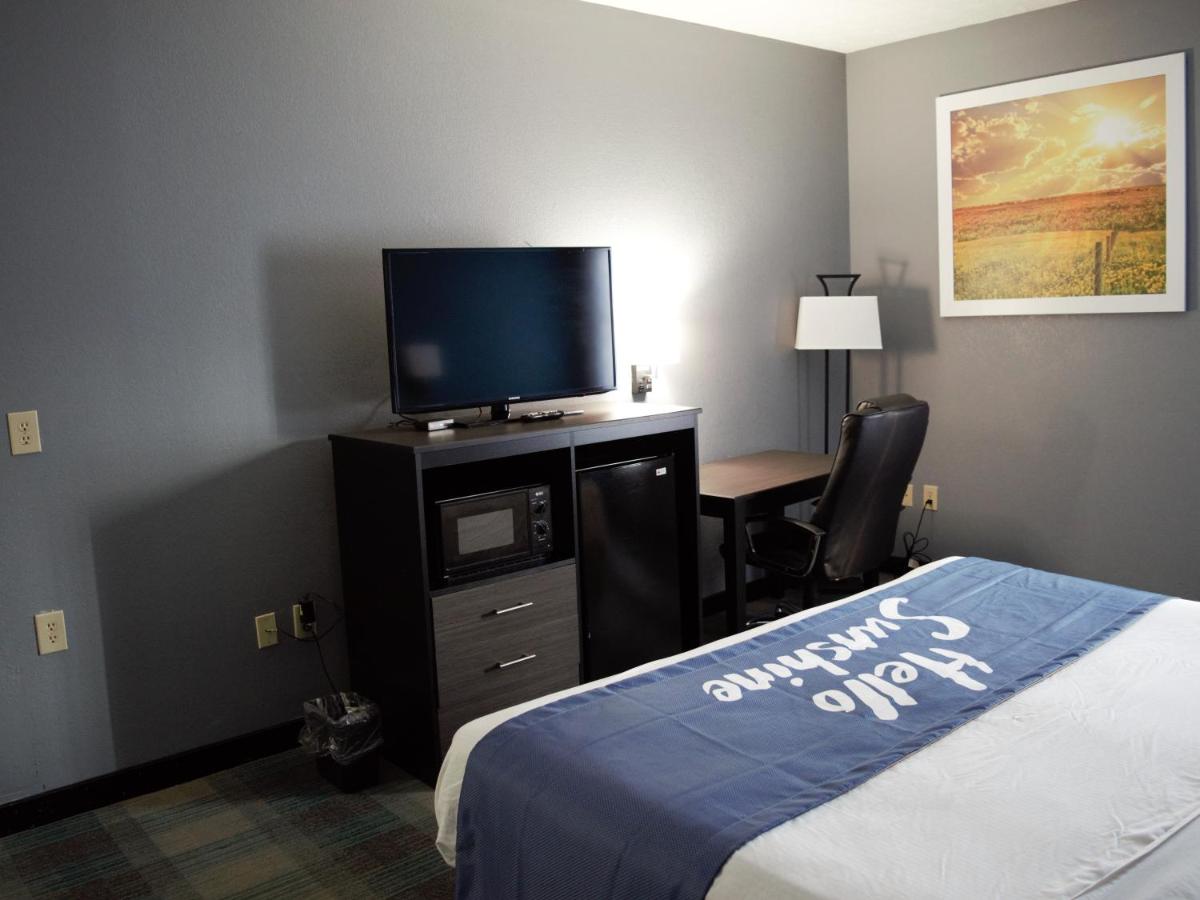 King Suite - Non-Smoking at Days Inn by Wyndham Montgomery