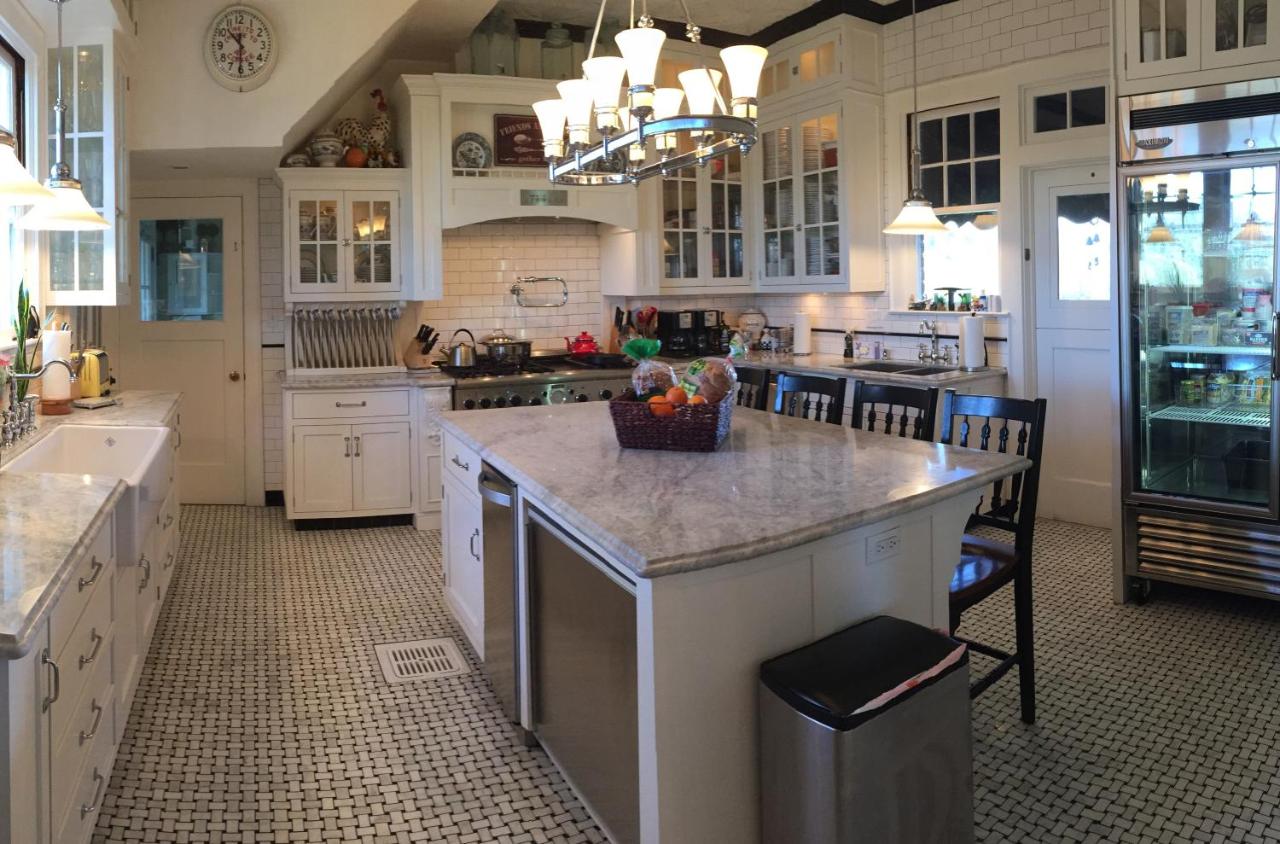 | The Inn on Knowles Hill Bed & Breakfast Hotel
