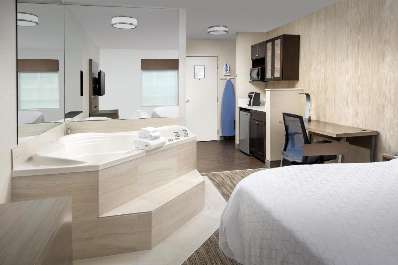 | Holiday Inn Express Hotel & Suites Annapolis, an IHG Hotel