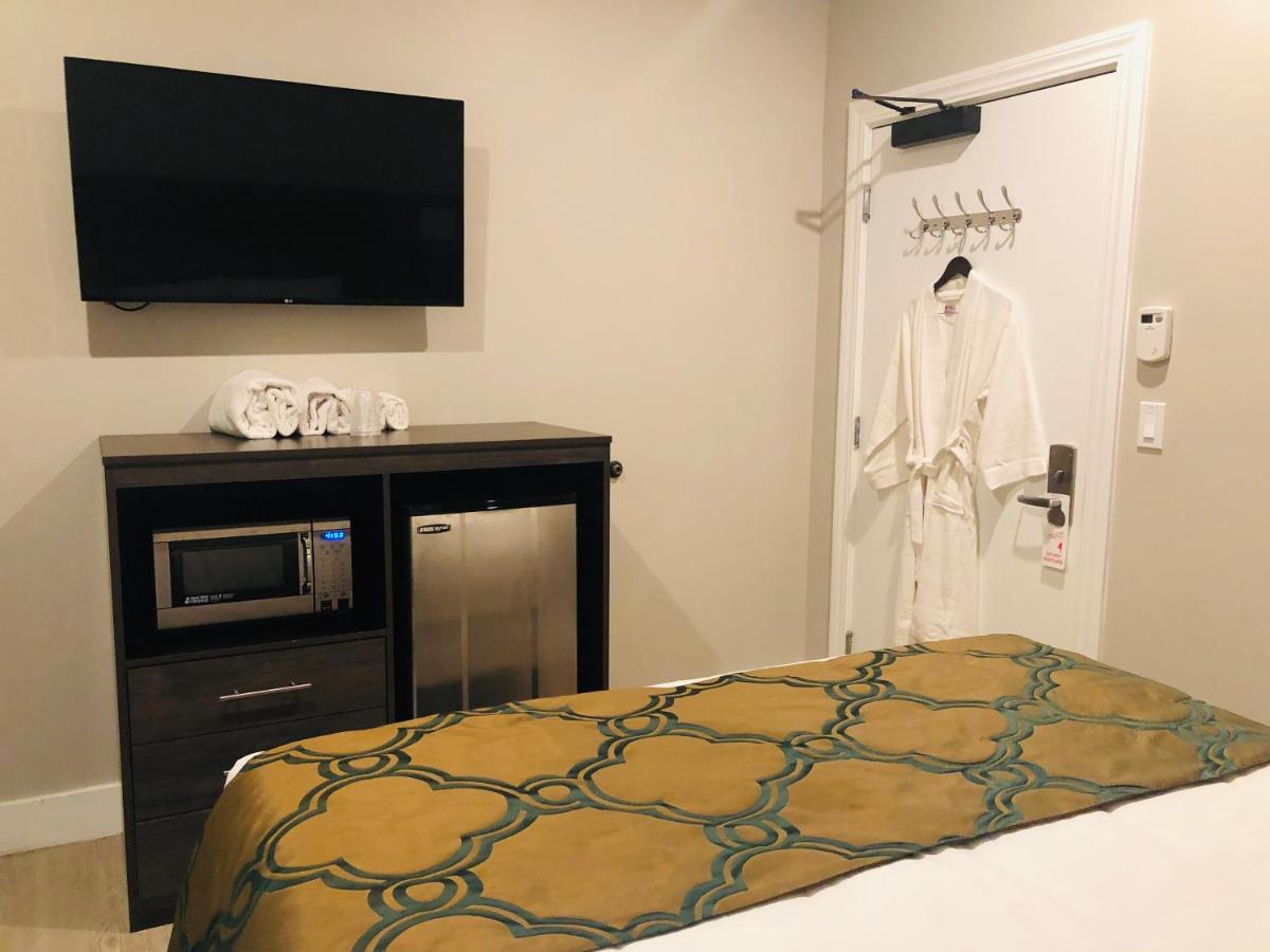 Queen Room with Shared Bathroom at Bay Hotel