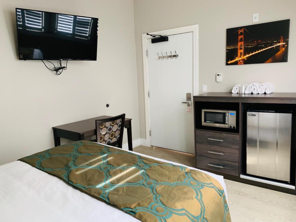 Queen Room with Shared Bathroom at Bay Hotel