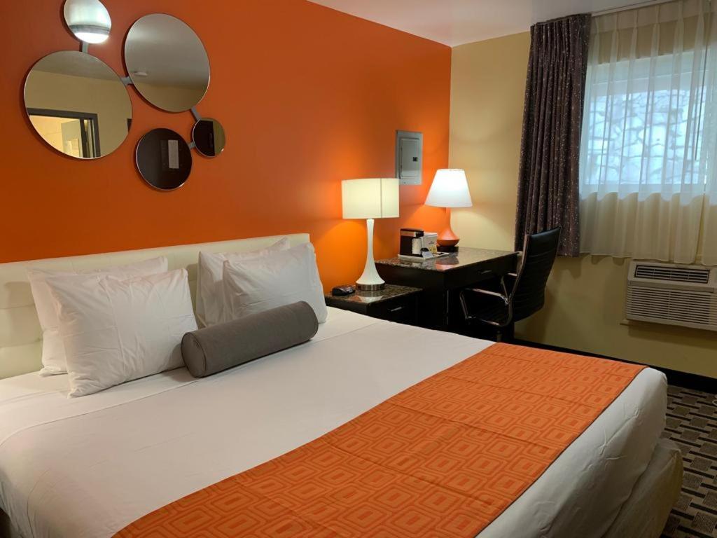 King Room - Non-Smoking at Howard Johnson by Wyndham North Bergen