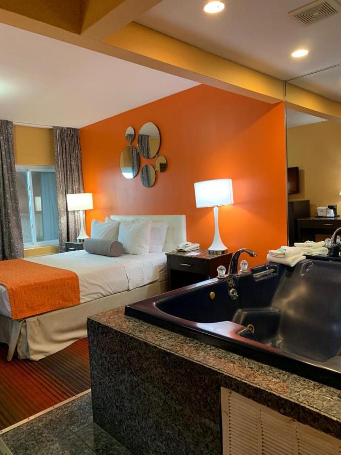 Queen Studio Suite - Non-Smoking at Howard Johnson by Wyndham North Bergen