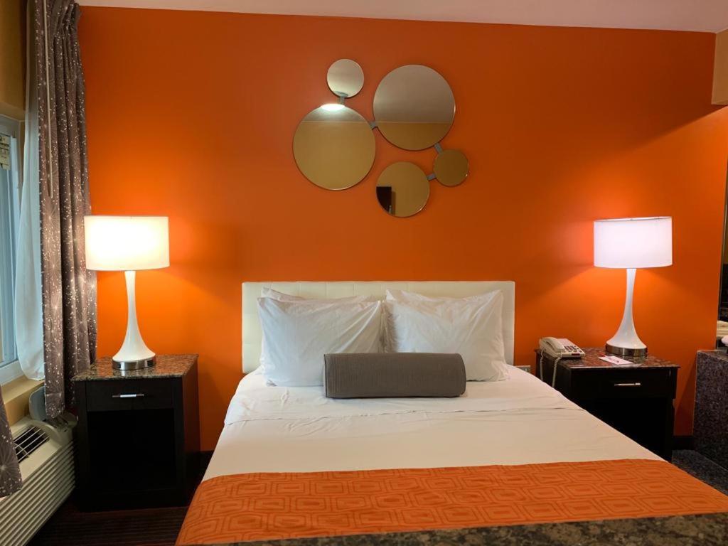 Queen Room - Accessible/Smoking at Howard Johnson by Wyndham North Bergen