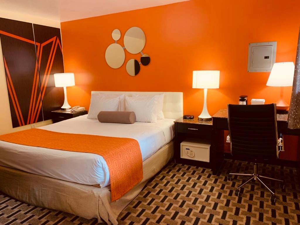 King Room - Smoking at Howard Johnson by Wyndham North Bergen