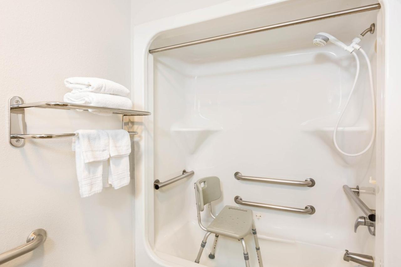 Queen Room - Mobility Access/Non-Smoking at Wingate by Wyndham Goodlettsville