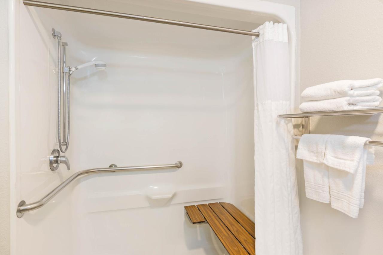 Queen Room - Mobility Access/Non-Smoking at Wingate by Wyndham Goodlettsville