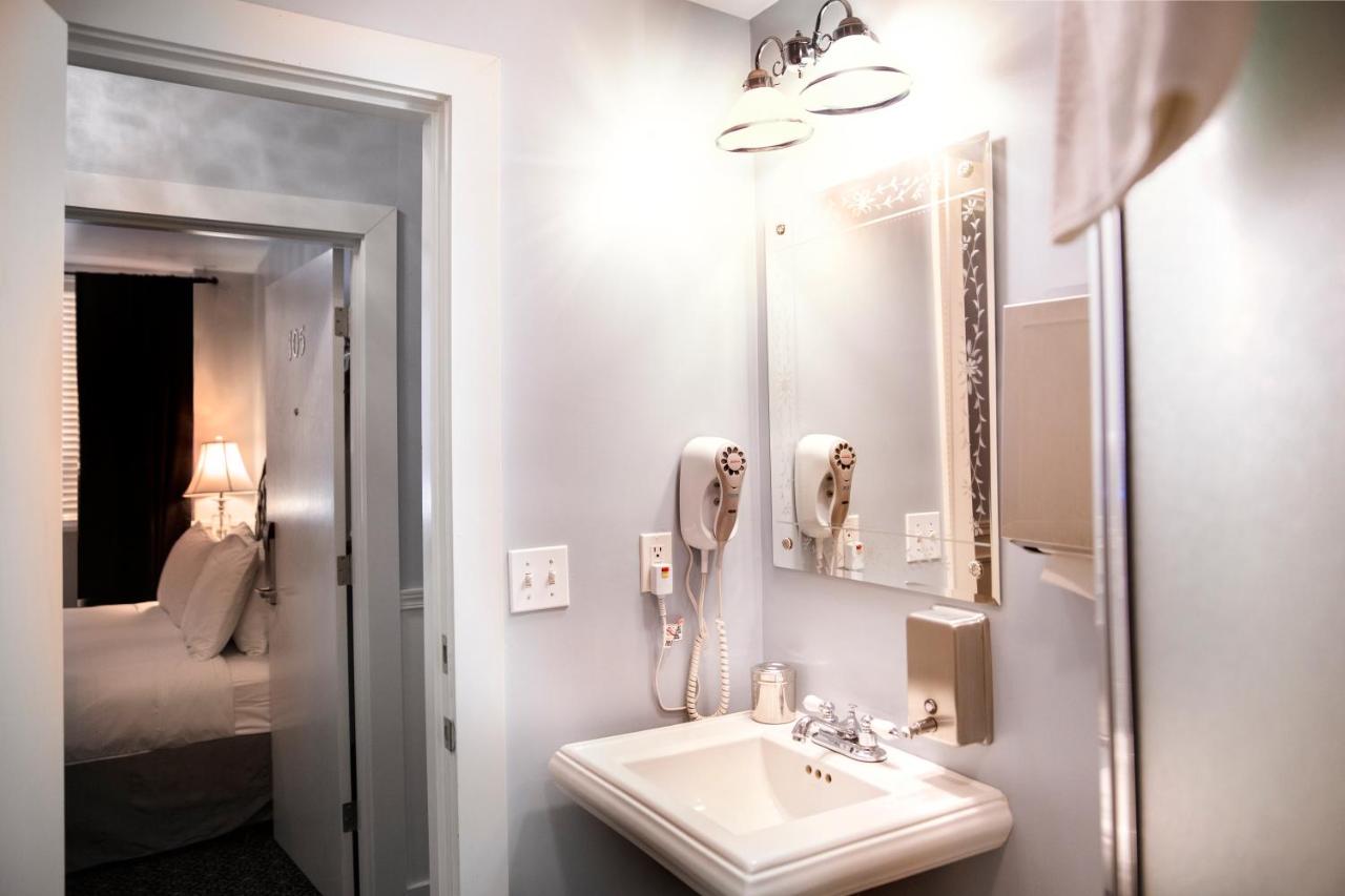 Full Bed with Shared Bathroom at Ballard Inn