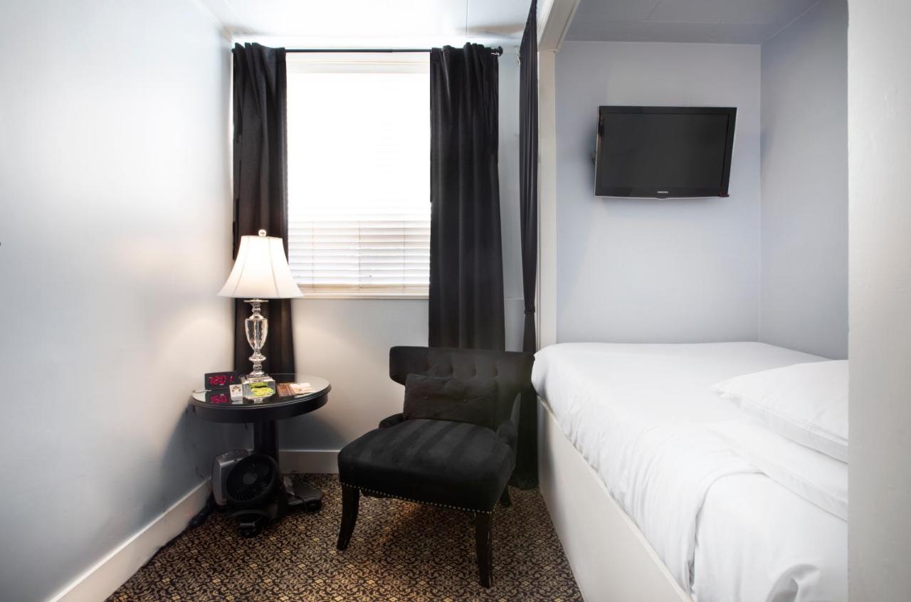 Full Bed with Shared Bathroom at Ballard Inn