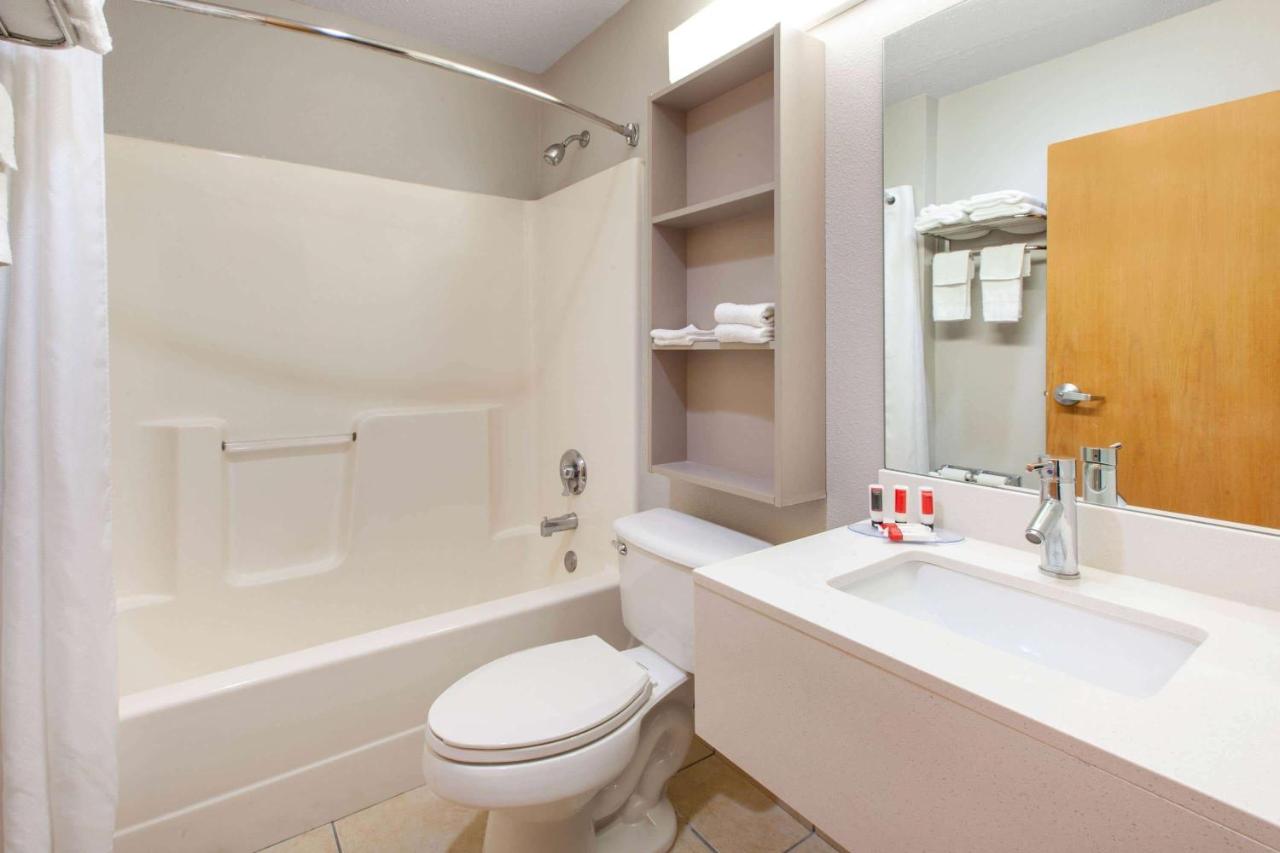 | Microtel Inn & Suites by Wyndham Pittsburgh Airport