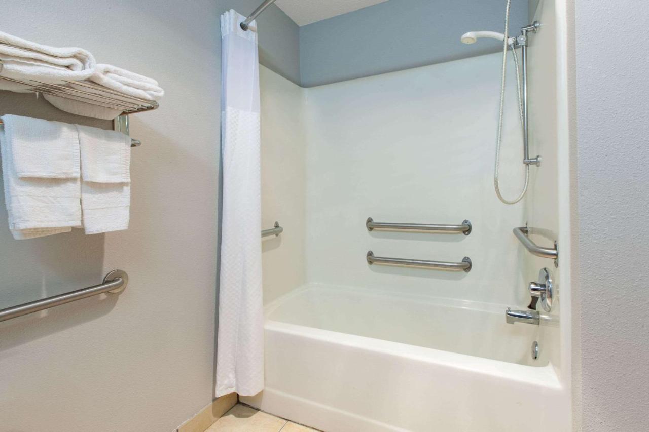 | Microtel Inn & Suites by Wyndham Pittsburgh Airport