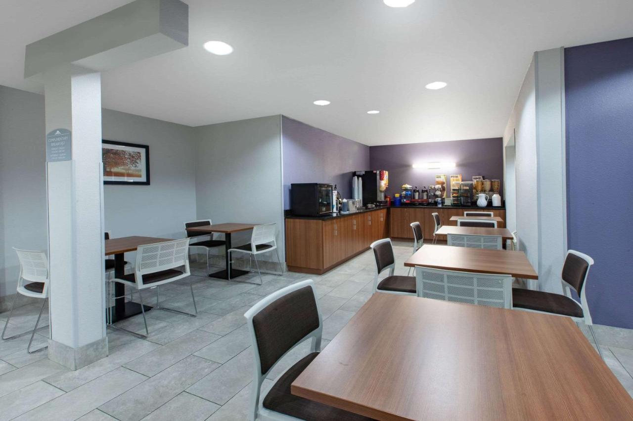 | Microtel Inn & Suites by Wyndham Pittsburgh Airport