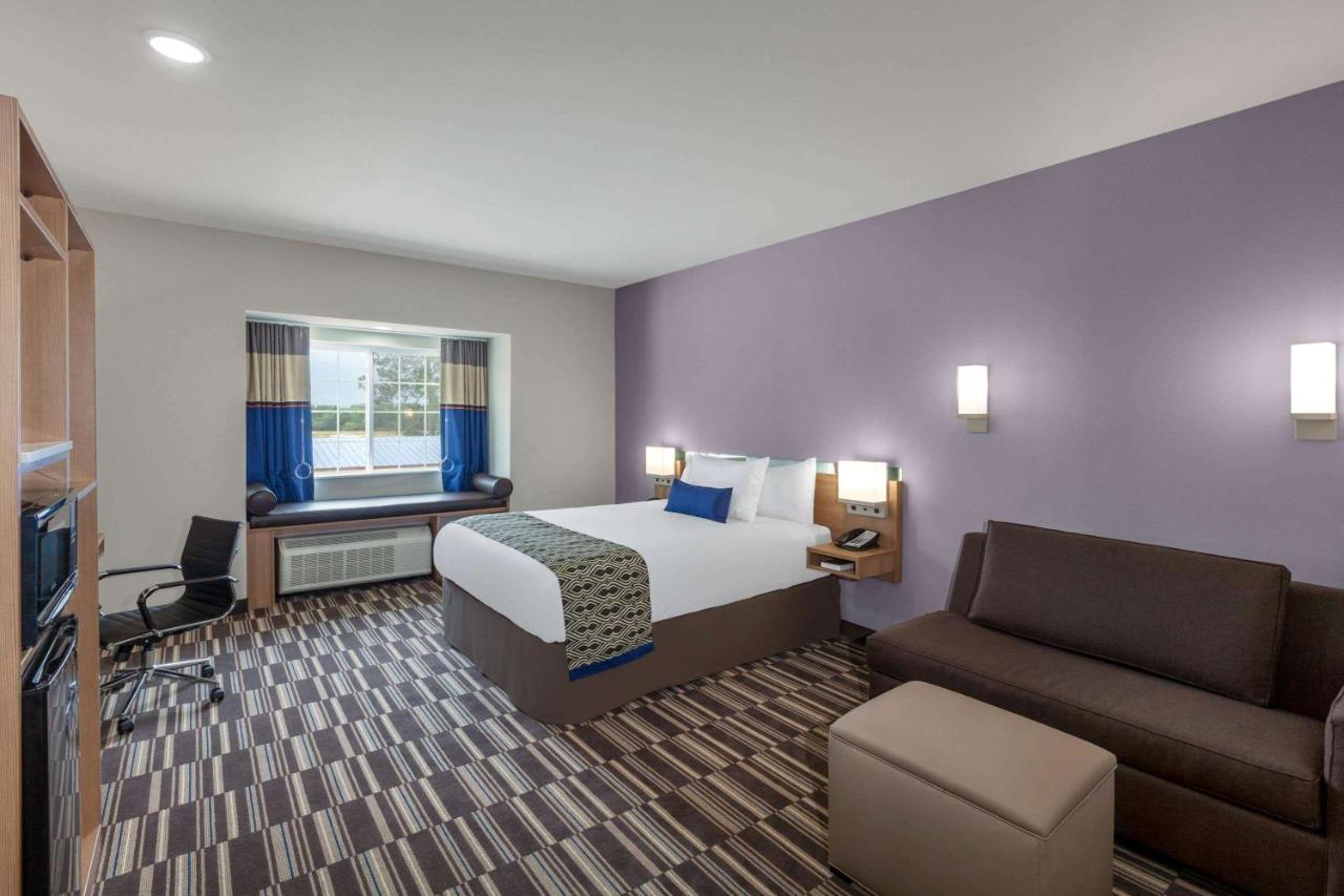 Queen Room with Bath Tub - Mobility/Hearing Accessible - Non-Smoking at Microtel Inn & Suites by Wyndham College Station