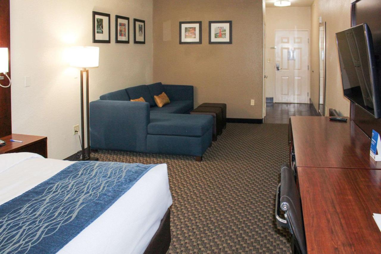 King Suite - Accessible/Non-Smoking at Comfort Inn & Suites Near Six Flags & Medical Center