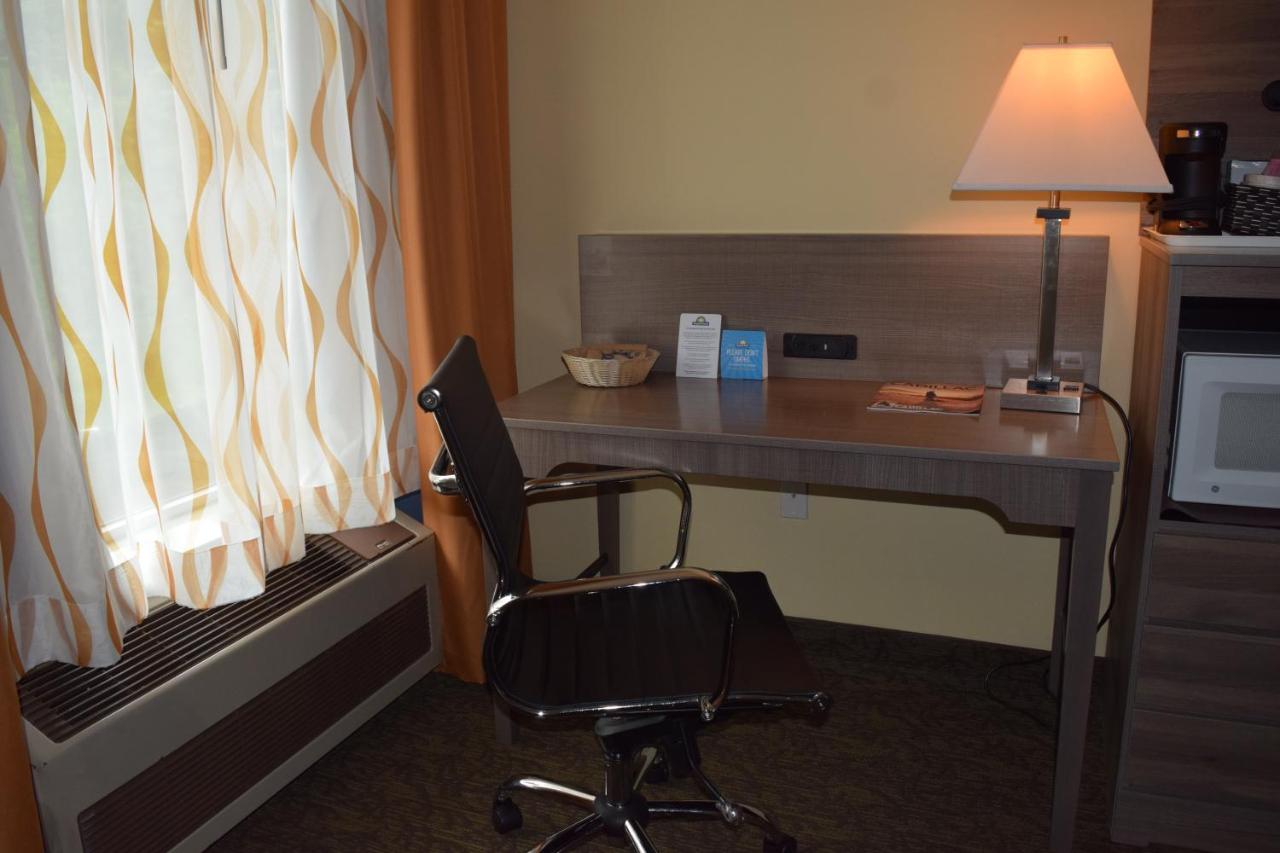 King Room - Non-Smoking at Days Inn by Wyndham Cadillac
