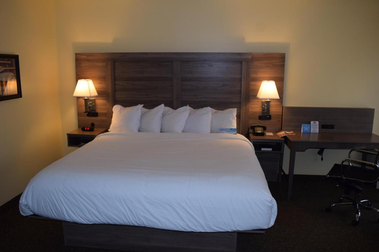 King Room - Non-Smoking at Days Inn by Wyndham Cadillac