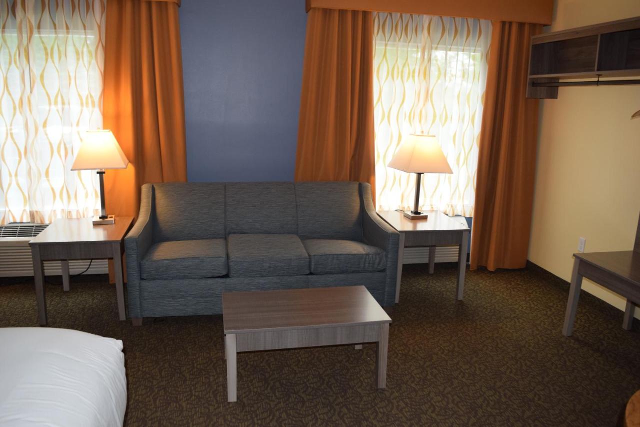 King Studio Suite - Non-Smoking at Days Inn by Wyndham Cadillac