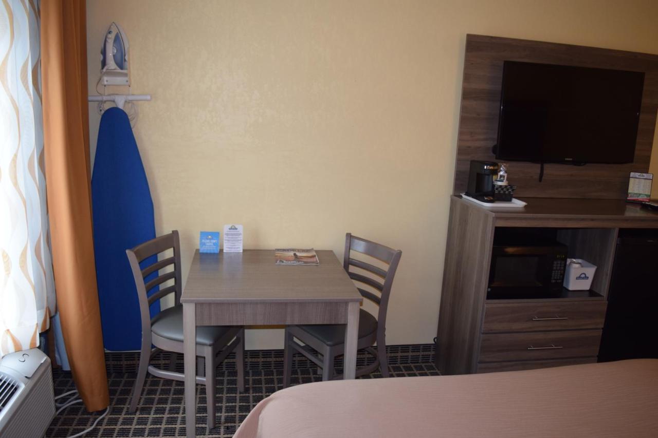 Queen Room with Two Queen Beds - Non-Smoking at Days Inn by Wyndham Cadillac