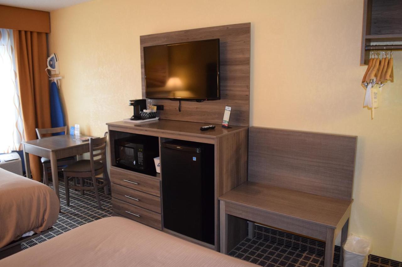 Queen Room with Two Queen Beds - Non-Smoking at Days Inn by Wyndham Cadillac