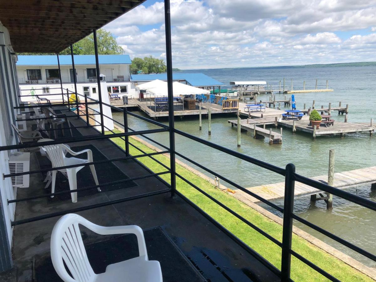| Showboat Motel Restaurant & Bar