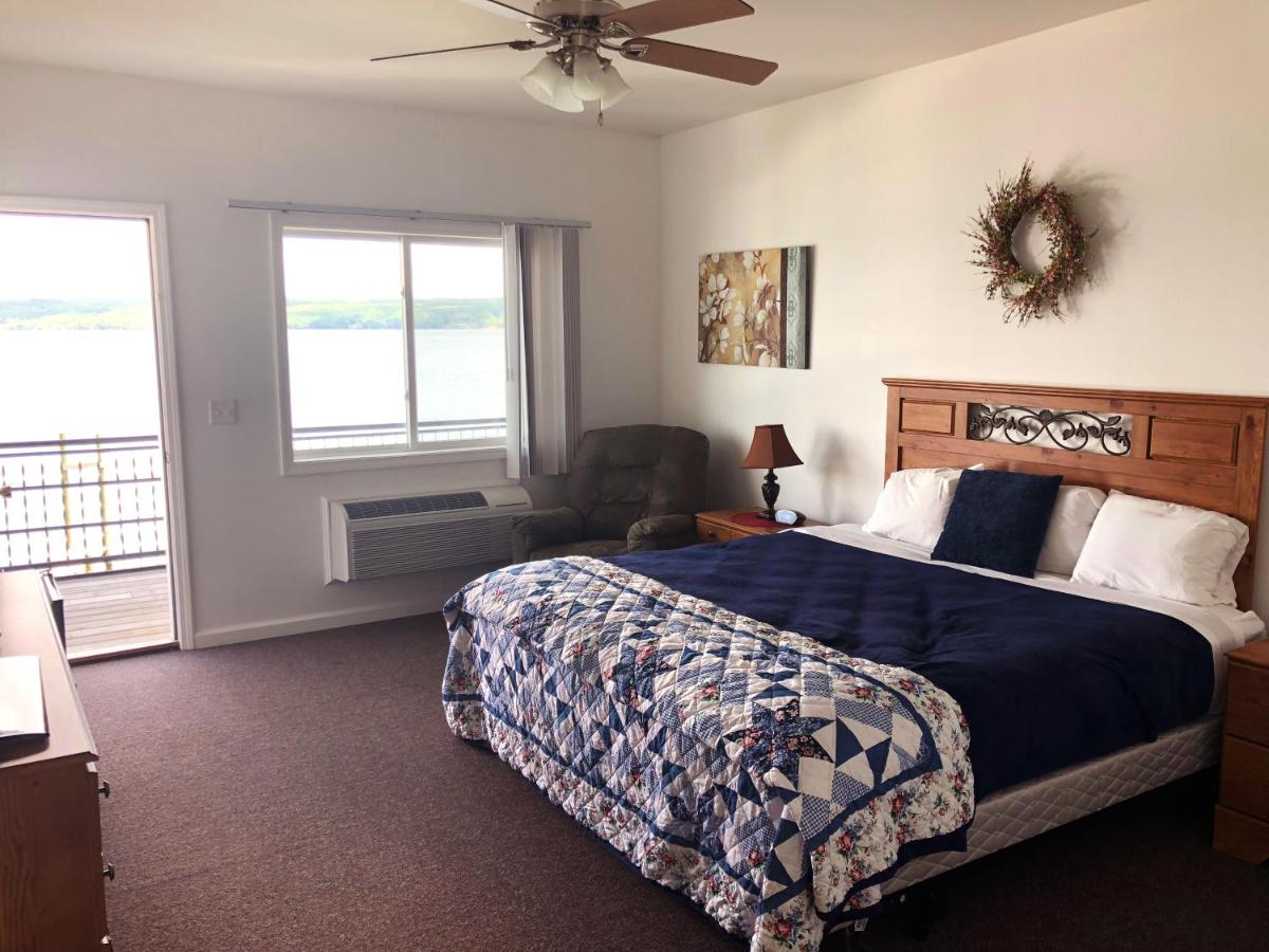 | Showboat Motel Restaurant & Bar