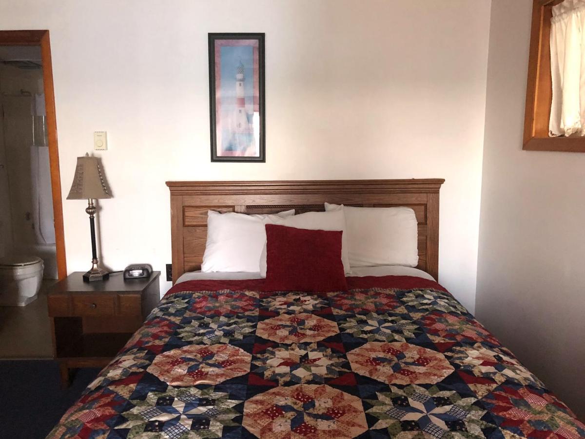 | Showboat Motel Restaurant & Bar