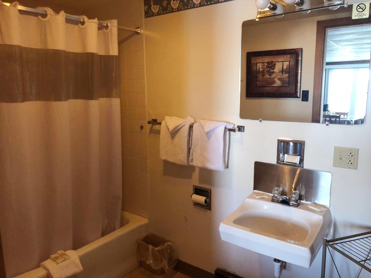 | Showboat Motel Restaurant & Bar
