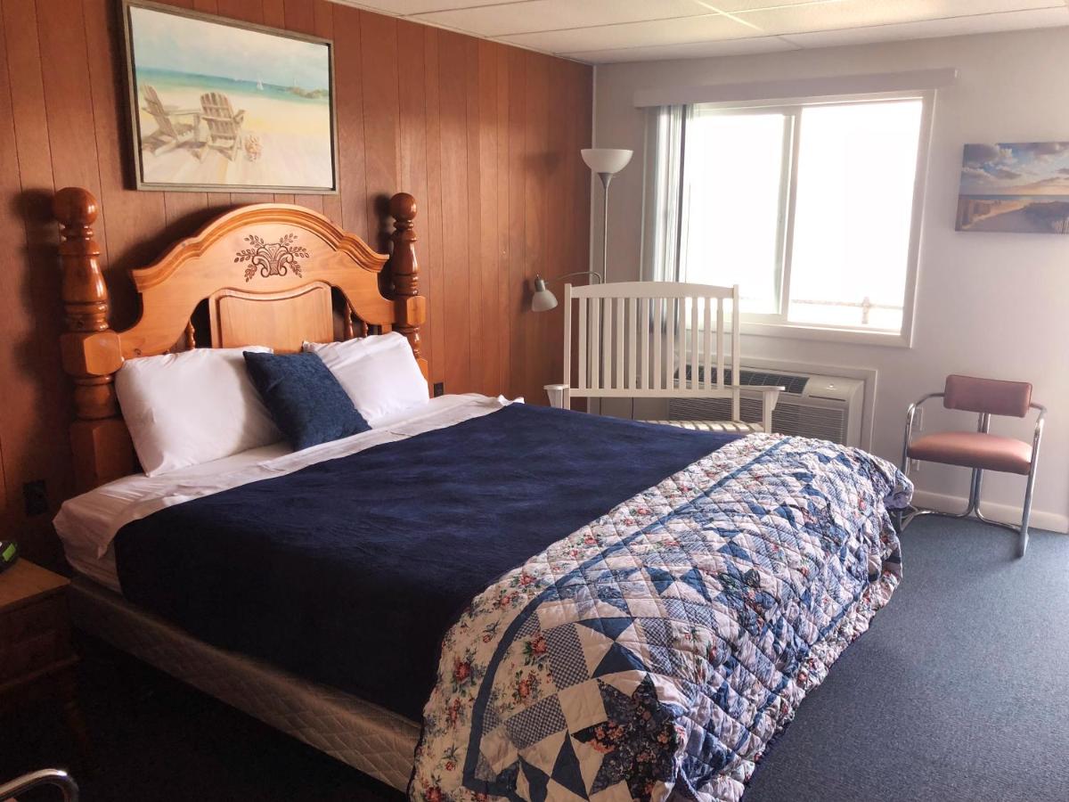 | Showboat Motel Restaurant & Bar