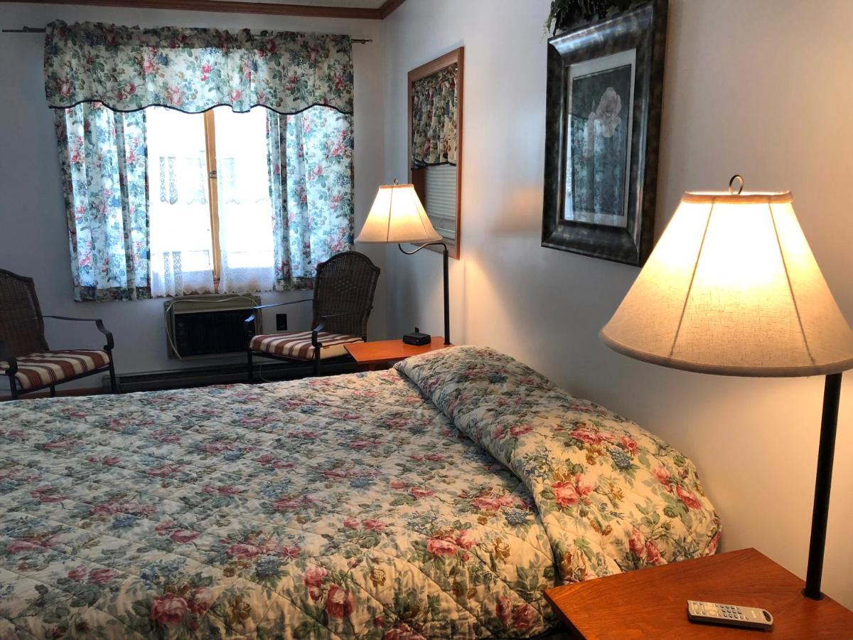 | Showboat Motel Restaurant & Bar