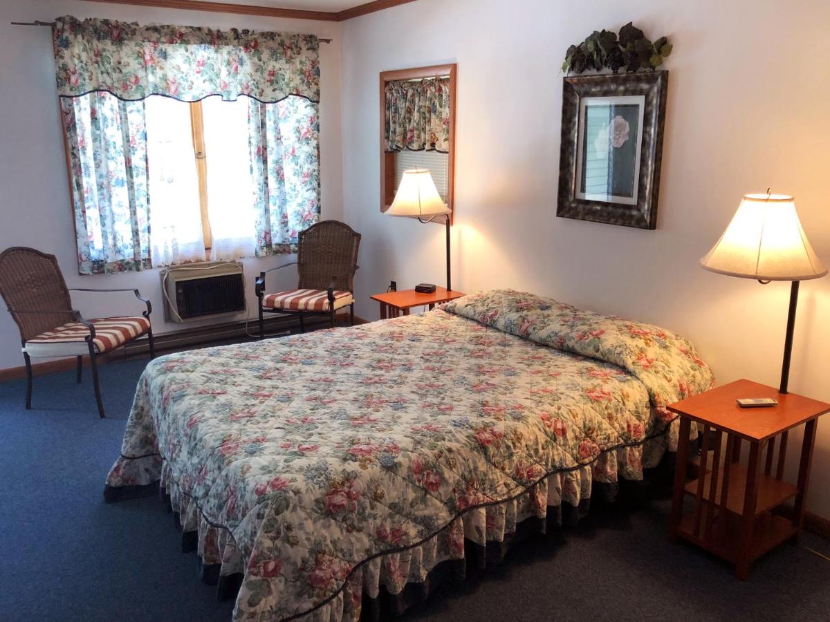 | Showboat Motel Restaurant & Bar