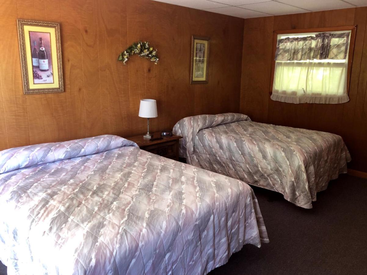 | Showboat Motel Restaurant & Bar