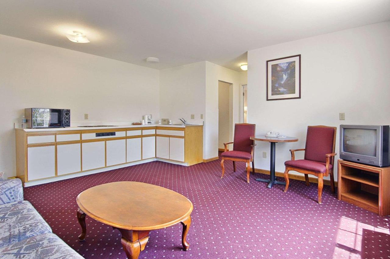 | Days Inn & Suites by Wyndham Lolo