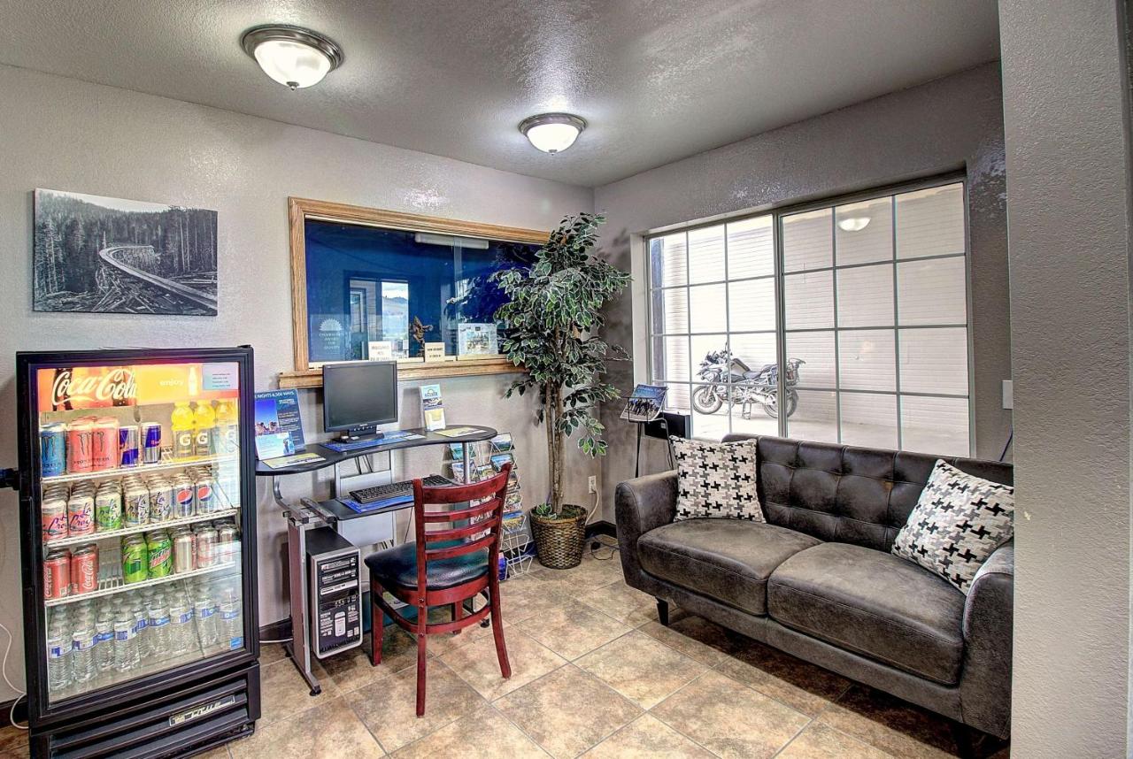 | Days Inn & Suites by Wyndham Lolo