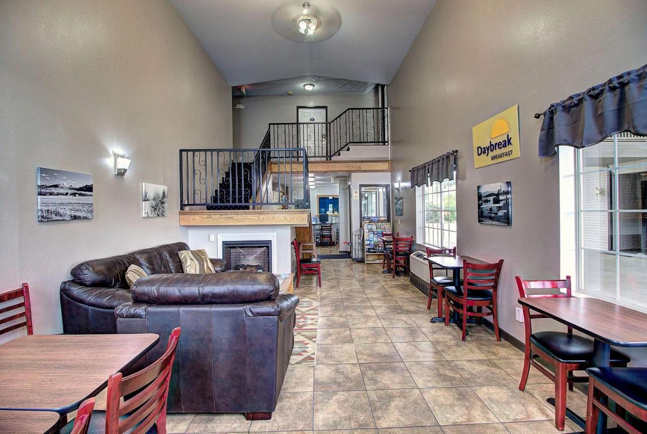 | Days Inn & Suites by Wyndham Lolo
