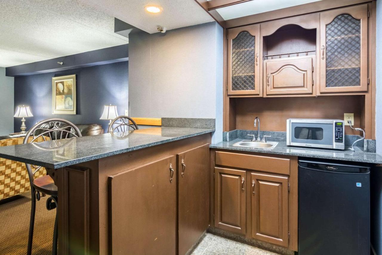 | Plaza Inn & Suites