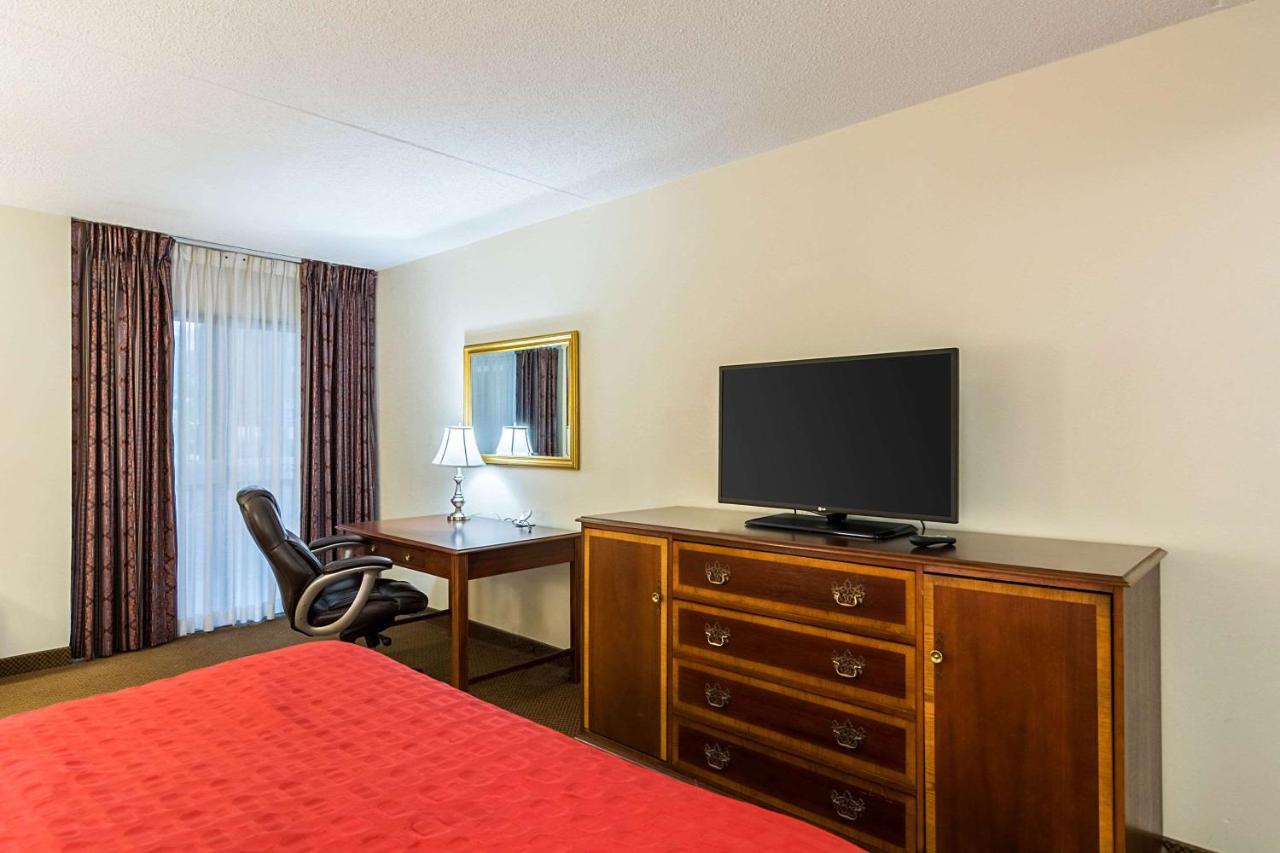 | Plaza Inn & Suites