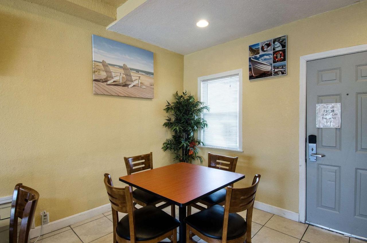 | Econo Lodge West Yarmouth - Cape Cod