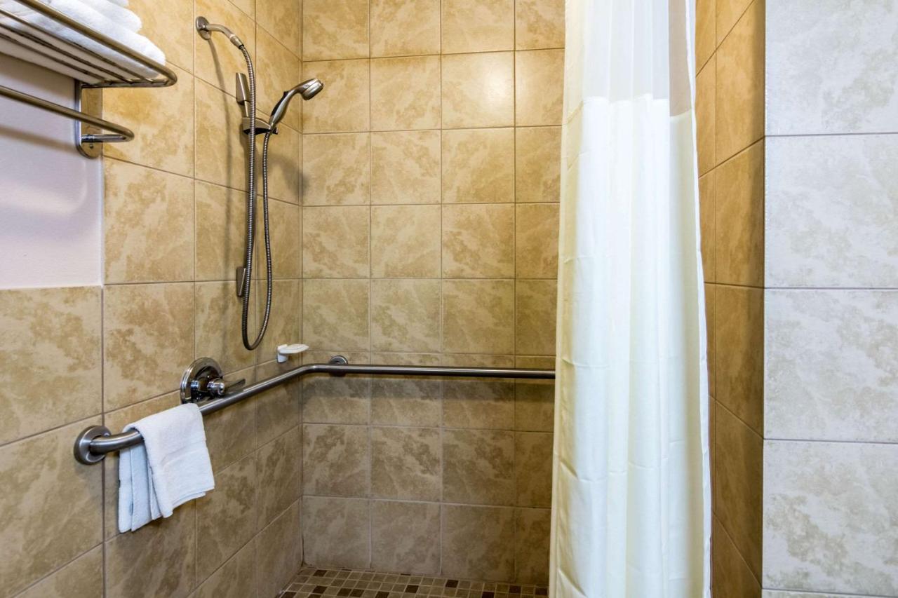 | Plaza Inn & Suites
