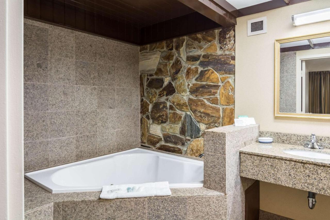 | Plaza Inn & Suites