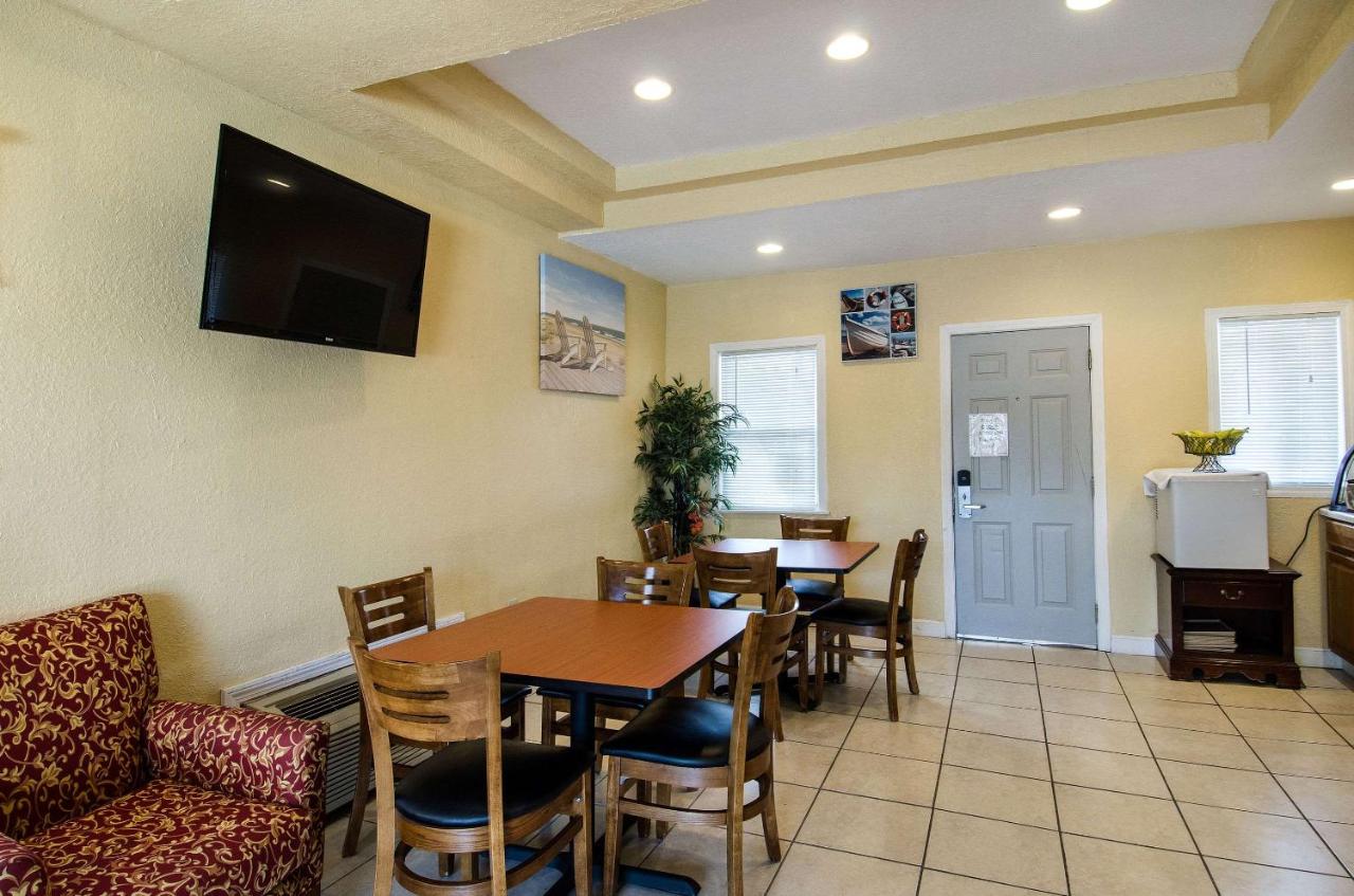 | Econo Lodge West Yarmouth - Cape Cod